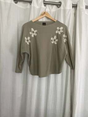Aaeda Sage Green Knit Daisy Flower Applique Dolman Sleeve Top
Cottage core 
Spri